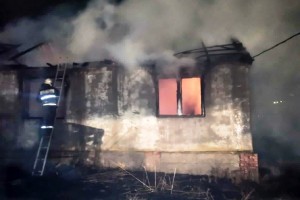 Ночью в Астрахани горело здание на автостоянке