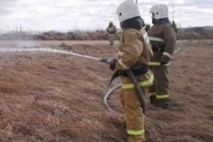 За выходные астраханские пожарные 60 раз выезжали на тушение камыша и мусора