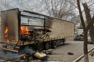 В Астрахани на улице Савушкина загорелась фура