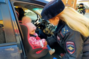 В Астрахани провели рейд на наличие автокресел для детей при перевозках
