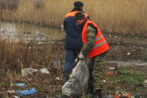 Астраханцу пришлось убирать мусор и заплатить более 32 тысяч рублей за нарушение ПДД