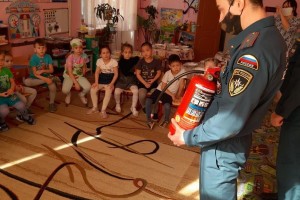 Астраханские спасатели разъяснили малышам правила безопасности на воде и при пожаре