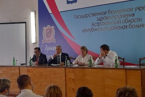 Леонид Огуль предложил весь персонал больниц приравнять к медработникам