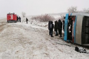 Утром в Астраханской области опрокинулся пассажирский автобус