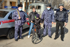 В Астрахани патруль Росгвардии нашёл матери потерявшегося на прогулке сына