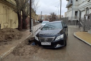 Иномарка провалилась в яму посреди «Волжской Ривьеры» в Астрахани