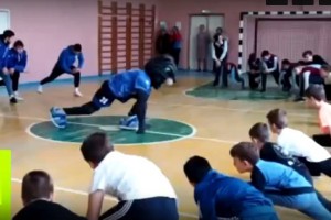 Астраханские гандболисты устроили флешмоб-зарядку для школьников