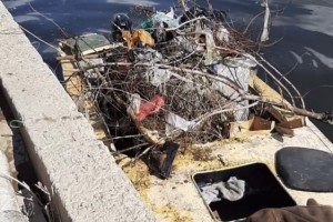 Городские власти начали ежегодную уборку мусора на астраханских каналах