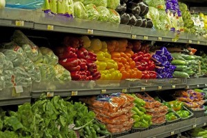 В Астрахани приёмщик товара за деньги пропускала в магазин некачественные овощи