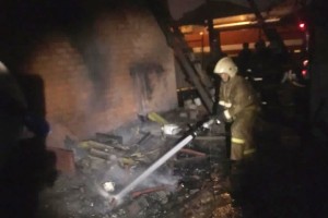 Ночью в Астраханской области из-за электропроводки сгорела хозпостройка