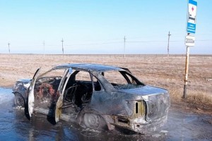 В Астраханской области на трассе сгорела иномарка