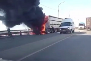 В Астрахани на Новом мосту сгорел МАЗ
