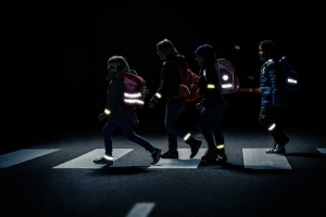 В целях безопасности  на дороге астраханским школьникам вручат светоотражающие приспособления