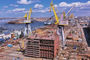 Астраханские корабелы собирают блоки ледостойкой платформы