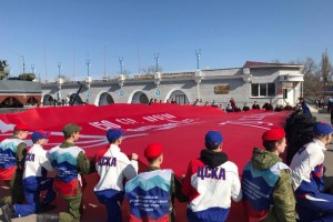 В Астрахани развернули Знамя Победы