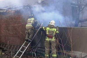 В Астрахани горел двухэтажный дом