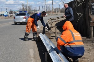 В Астрахани обновляют дорожное ограждение на мостах
