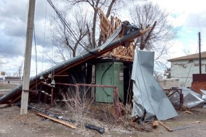 Сильный ветер сорвал кровлю со зданий в  райцентре Астраханской области