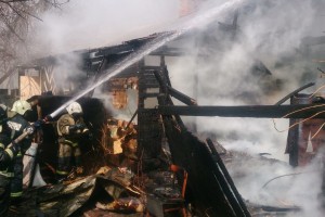 В Астрахани  из-за игры детей с огнем загорелся автомобиль