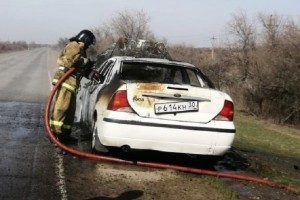 На трассе в Астраханской области иномарка загорелась во время движения