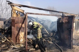 В Астраханской области сгорели гараж и баня