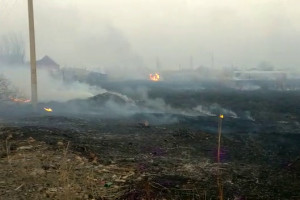 Огонь ландшафтных пожаров тушат на подступах к Астрахани