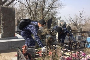Астраханцы провели субботник на городских кладбищах