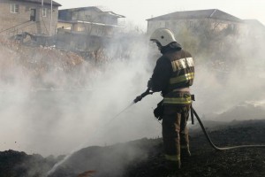 В Астрахани ликвидировали пожар на площади 800 кв метров