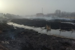 Два дома и две машины пострадали при большом пожаре в Астрахани