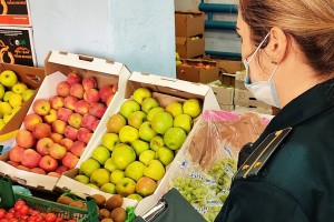 В Астрахани таможенники нашли более 4,4 тонны овощей и фруктов неизвестного происхождения