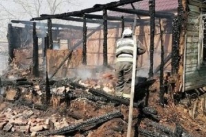 Под Астраханью в крупном пожаре пострадали четыре строения