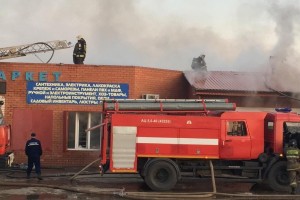 В Астрахани сгорел магазин строительных материалов