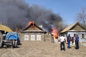 Сильный пожар тушат в центре Астрахани