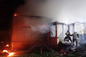 В Астраханской области из-за неосторожного обращения с огнем сгорело здание