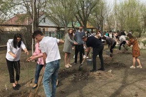 К акции «Сад Памяти» присоединились добровольцы «Единой России» со многих районов города