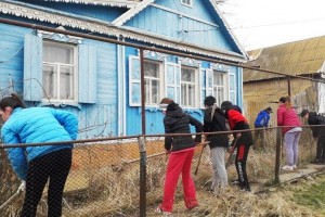 Астраханские школьники помогают пожилым благоустраивать дворы
