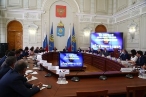 В Астрахани губернатор наградил сотрудников органов местного самоуправления