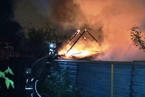 Ночью в Астрахани в одном пожаре были охвачены огнём два дома