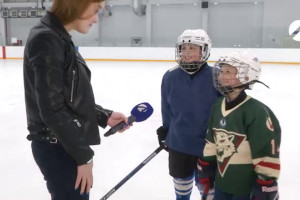 Юные хоккеисты осваивают арену Астраханского ледового дворца