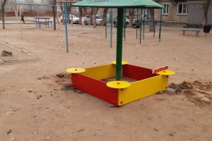 Жителям Трусовского района установили детскую площадку во дворе многоквартирного дома по ул. Мейера