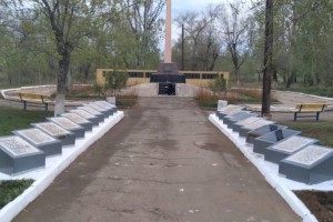 Семьи малолетних вандалов из села Сасыколи восстановили разрушенный мемориал