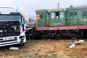 В Астраханской области локомотив столкнулся с грузовой фурой