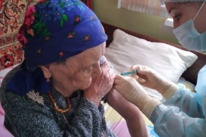 Астраханка сделала прививку от коронавируса в 93 года