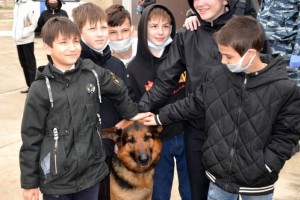 Для школьников Астрахани организовали День открытых дверей в Центре кинологической службы