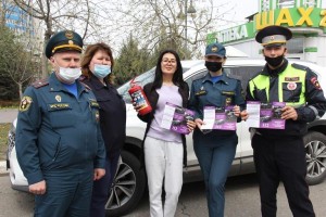 В Астрахани водителям дарили огнетушители