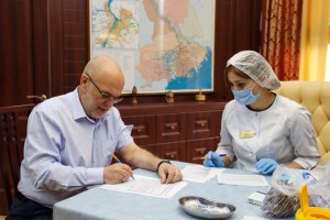 Астраханский министр образования сделал прививку от COVID-19
