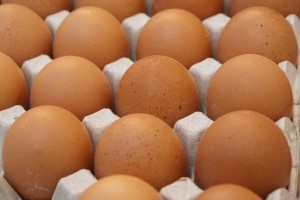 В Астрахани к Пасхе организовали продажу куриных яиц по ценам производителей