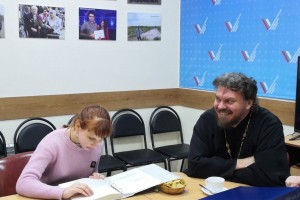 Слабовидящей девочке из Астрахани подарили книги, выпущенные шрифтом Брайля