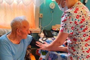 Астраханские медики проводят медосмотры ветеранов войны на дому