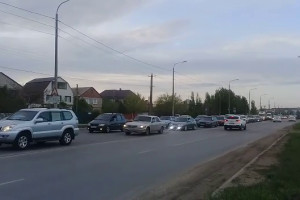 На выезде из Астрахани сформировалась километровая автомобильная пробка